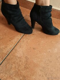 Černé semišové kotníkové boty vel. 38 - 2