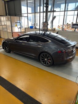 Tesla S P85D nabíjení zdarma - 2