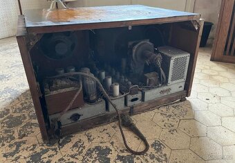 Historický radiotelevizor Tesla 4002A, vyrobený 1954 - 2