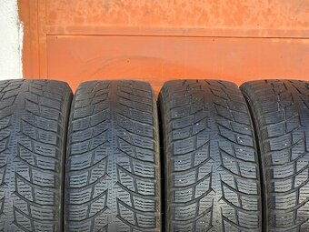 Zimní Nokian 215/65/16C + disky - 2