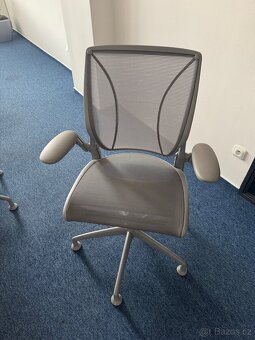 Kancelářská židle humanscale lze na kolečkách - 2