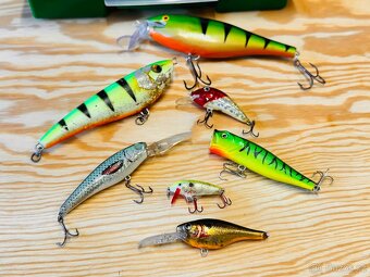 SADA PŘÍVLAČOVÝCH WOBLERŮ RAPALA, SAVAGE GEAR, JAXON + BOX 7 - 2