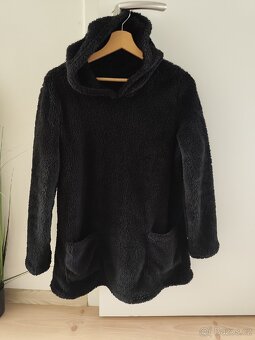Chlupatá černá mikina - 2