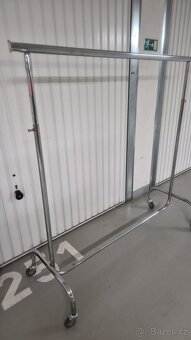Nerezový stojan na oblečení - 2
