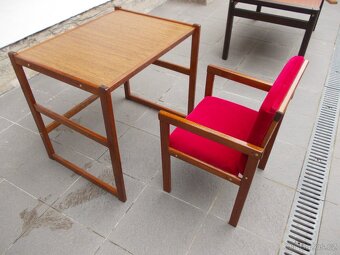 Stolek s křesílkem pro dítě. - 2