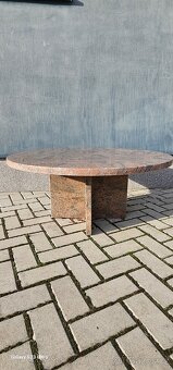 Granitový stůl je v bezvadném 
2500kč - 2