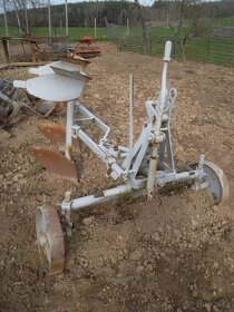 Dvouradličný obracecí pluh - 2