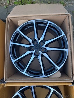 ORIGINÁL Alu Toyota Yaris XP210 R18, 5x100 - ZÁNOVNÍ - 2