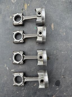 Ojnice s pístama + klikovka Yamaha R6 98-02 - 2