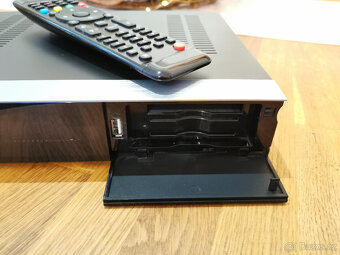 Satelitní přijímač Octagon SF3038 E2 HD - 2