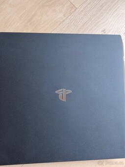 Playstation 4 Pro 1TB s prislusenstvim - 2