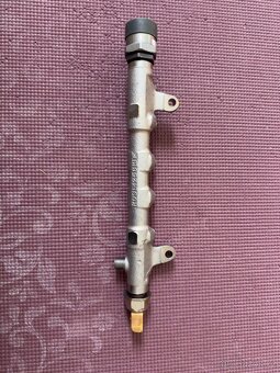 Vstřikovací lišta 03L130089J 2.0 TDI nová - 2