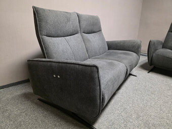 Elektricky polohovací sedačka 2+2 šedá látka - 2