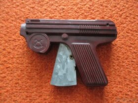 Igra - plastová pistolka - 2