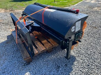 Štětkový zametač noví na smykový nakladač - 2
