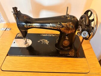 Starý šicí stroj - 2