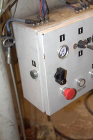 pneumatický rozvaděč s ovládacími ventily - 2