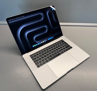 Apple MacBook Pro 15" (2018) - Silver - 2
