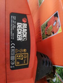 NŮŽKY NA ŽIVÝ PLOT - 2