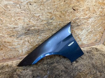 LEVÝ PŘEDNÍ BLATNÍK BMW E90/91 SPARKLING GRAPHITE - 2