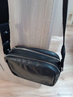Kabelka Calvin Klein s popruhem - 2