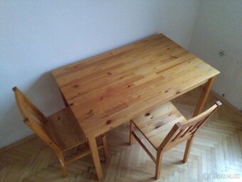Dřevěný jídelní stůl - 2