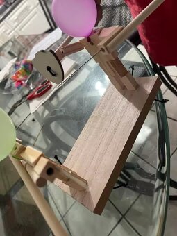 🗡️ Dřevěná společenská hra – Šermíři s balónky 🎈 - 2