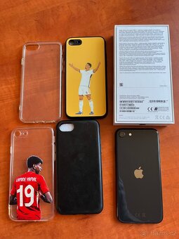 Iphone SE2 64Gb + apple sluchátka - 2