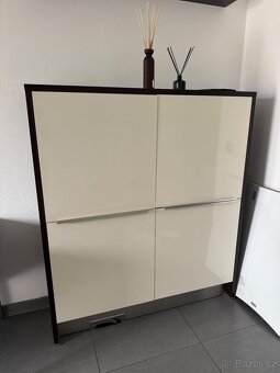 Komoda/botník + stěna s věšáky - 2