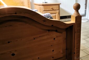 Postel ze dřeva a stolek - 2