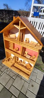 Dřevěný domeček pro panenky s malými hračkami - 2