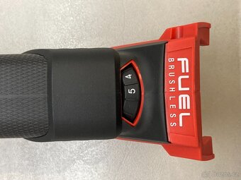Milwaukee aku úhlová bruska 125 mm s regulací otáček - 2