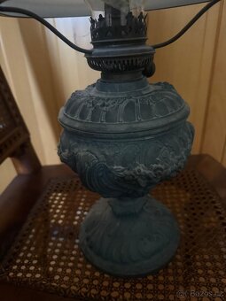 Starožitná petrolejová lampa se skleněným stínidlem - 2