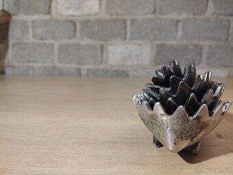 Retro ježek – sada kovových popelníků - 2