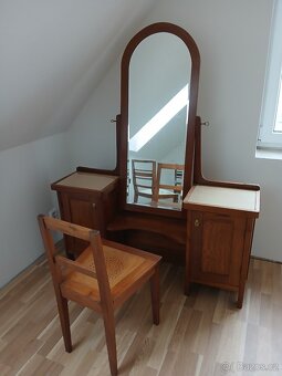 Starožitný nábytek. - 2