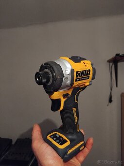 DeWalt rázový utahovák - 2