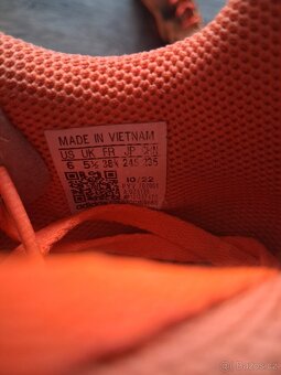 Oranžové kopačky - 2