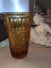 Ambrová váza z lisovaného skla - 2