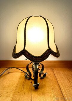 Stará kovaná stolní lampa - 2