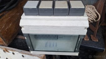 Rozvaděč se tří fázovým elektroměrem. - 2