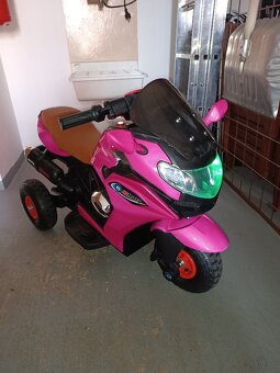 Dětská elektrická motorka (tříkolka). - 2