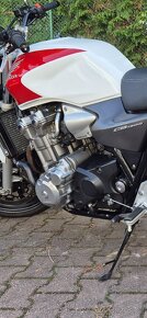 Nové levé motorové víko na moto Honda CB1300 (11321-MAZ-020) - 2