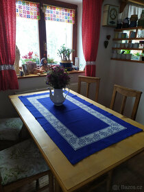 Ručně vyšívaný ubrus - 2