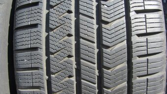 Celoroční pneu 235/40/19 Vredestein - 2