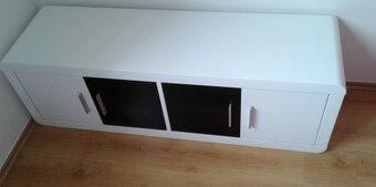 Nábytek v bílém lesku - 2