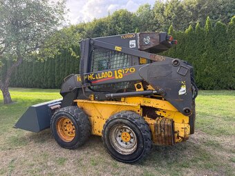 Smykový nakladač New Holland LS170 - 2