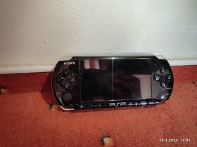 Dvě PSP(náhradní díly) 2 hry a všechny kabely/příslušenství - 2