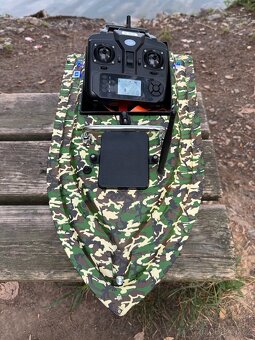 Maskáčová loďka s GPS k zavážení (10000Ah) + ZDARMA OBAL - 2