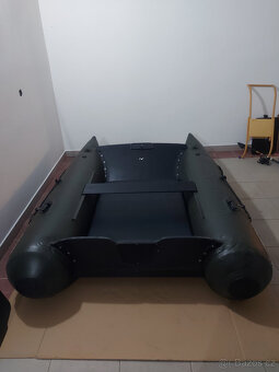 Prodám zánovní katamarán Prologic+motor Haswing 55lb - 2