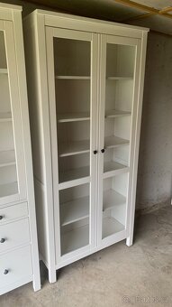 Ikea Hemnes široká vitrína knihovna masiv bílé mořidlo - 2